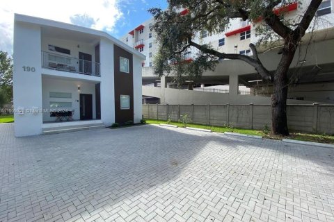 Купить коммерческую недвижимость в Майами, Флорида 211.82м2, № 932138 - фото 2