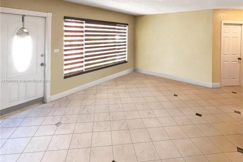 Casa en venta en Miami Gardens, Florida, 3 dormitorios, 116.13 m2 № 1181644 - foto 3