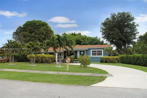 Casa en venta en Miami Gardens, Florida, 3 dormitorios, 116.13 m2 № 1181644 - foto 1