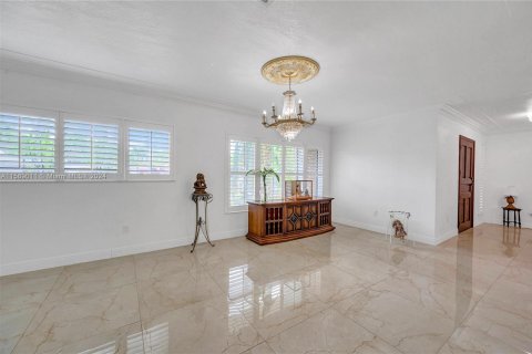 House in Miami, Florida 4 bedrooms, 295.8 sq.m. № 1181645 - photo 15