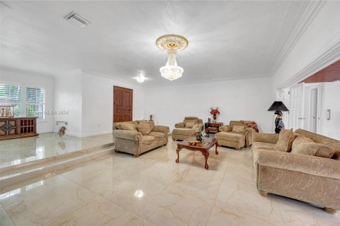 House in Miami, Florida 4 bedrooms, 295.8 sq.m. № 1181645 - photo 14