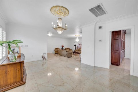 House in Miami, Florida 4 bedrooms, 295.8 sq.m. № 1181645 - photo 16