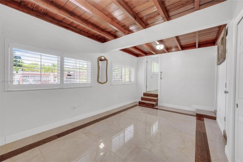 House in Miami, Florida 4 bedrooms, 295.8 sq.m. № 1181645 - photo 20