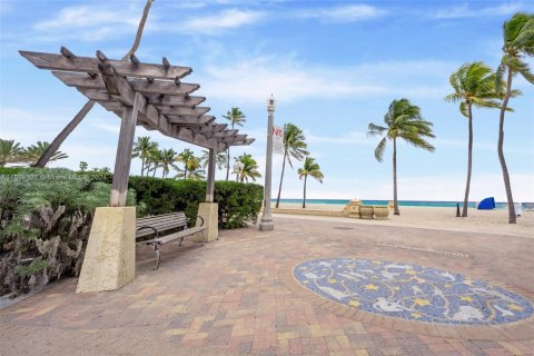 Condo in Hollywood, Florida, 1 bedroom  № 1209634 - photo 26