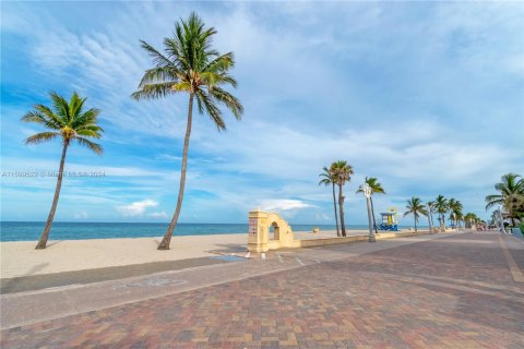 Condo in Hollywood, Florida, 1 bedroom  № 1209634 - photo 27