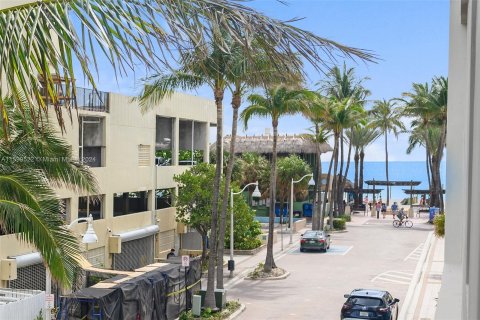 Condo in Hollywood, Florida, 1 bedroom  № 1209634 - photo 13