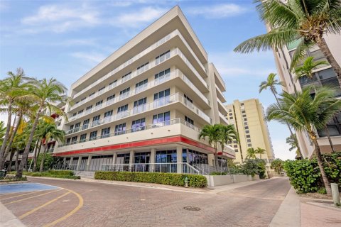 Condo in Hollywood, Florida, 1 bedroom  № 1209634 - photo 23