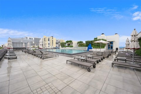 Condo in Hollywood, Florida, 1 bedroom  № 1209634 - photo 17