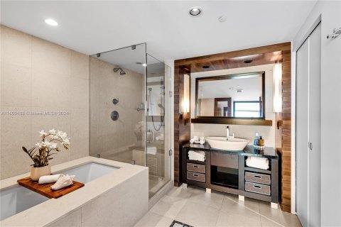 Condo in Miami Beach, Florida, 1 bedroom  № 1215485 - photo 13