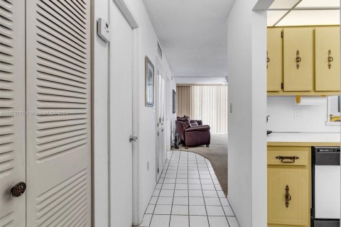 Condo in North Miami Beach, Florida, 1 bedroom  № 1237849 - photo 9