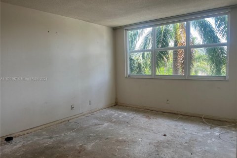 Condo in Hallandale Beach, Florida, 1 bedroom  № 1233095 - photo 16