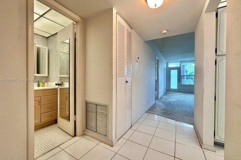 Condominio en venta en Hallandale Beach, Florida, 1 dormitorio, 78.97 m2 № 1233095 - foto 11