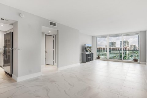 Condo in Sunny Isles Beach, Florida, 2 bedrooms  № 1325926 - photo 19