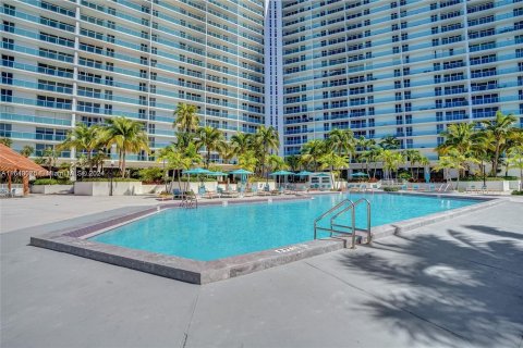 Condo in Sunny Isles Beach, Florida, 2 bedrooms  № 1325926 - photo 12