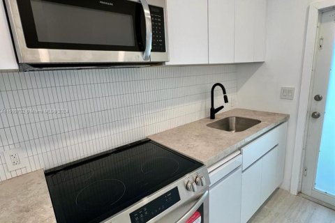 Condo in Miami Beach, Florida, 1 bedroom  № 1232000 - photo 8