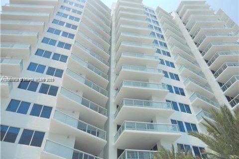 Condo in Miami Beach, Florida, 3 bedrooms  № 416316 - photo 1