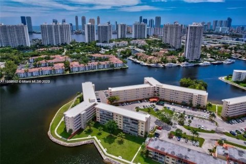 Condo in Aventura, Florida, 1 bedroom  № 1097239 - photo 13