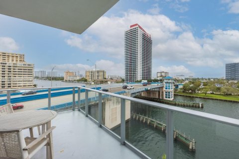 Condo in Hollywood, Florida, 3 bedrooms  № 841187 - photo 28