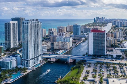 Copropriété à louer à Hollywood, Floride: 3 chambres, 125.6 m2 № 841187 - photo 2