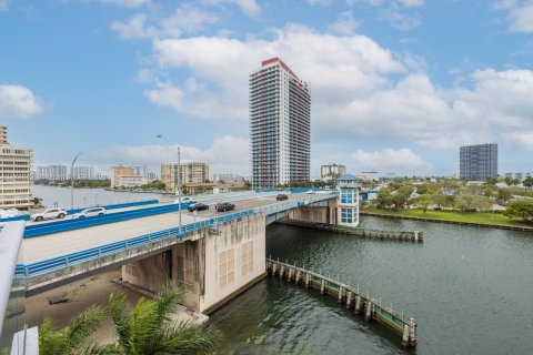 Copropriété à louer à Hollywood, Floride: 3 chambres, 125.6 m2 № 841187 - photo 30