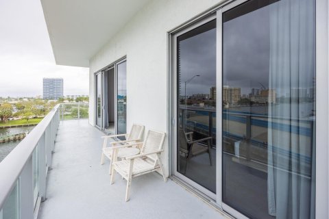 Condo in Hollywood, Florida, 3 bedrooms  № 841187 - photo 24