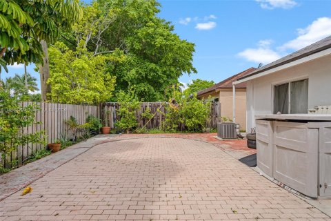 House in Miami Gardens, Florida 4 bedrooms, 132.39 sq.m. № 1360677 - photo 27