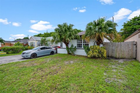 House in Miami Gardens, Florida 4 bedrooms, 132.39 sq.m. № 1360677 - photo 2