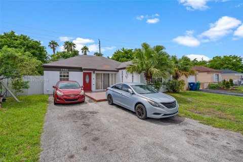 House in Miami Gardens, Florida 4 bedrooms, 132.39 sq.m. № 1360677 - photo 3