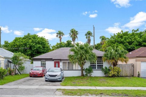 House in Miami Gardens, Florida 4 bedrooms, 132.39 sq.m. № 1360677 - photo 1