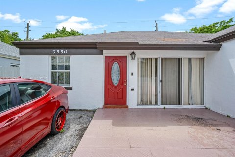 House in Miami Gardens, Florida 4 bedrooms, 132.39 sq.m. № 1360677 - photo 4