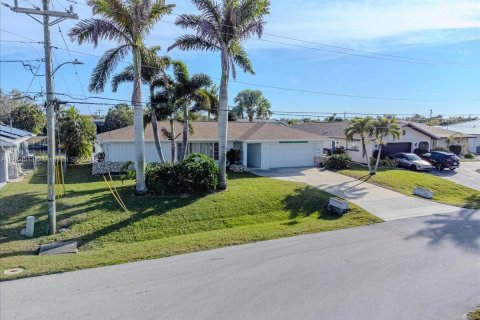 House in Cape Coral, Florida 3 bedrooms № 1360676 - photo 16