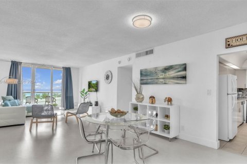 Condominio en venta en Hollywood, Florida, 1 dormitorio, 81.2 m2 № 1332143 - foto 2