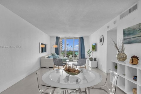 Condominio en venta en Hollywood, Florida, 1 dormitorio, 81.2 m2 № 1332143 - foto 3