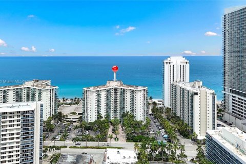 Condominio en venta en Hollywood, Florida, 1 dormitorio, 81.2 m2 № 1332143 - foto 1