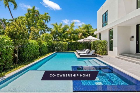 Villa ou maison à vendre à Miami Beach, Floride: 4 chambres, 316.8 m2 № 873466 - photo 1