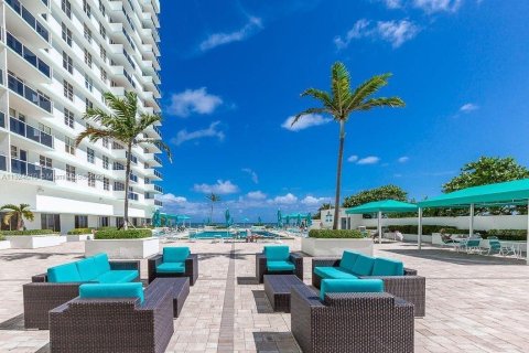 Condominio en alquiler en Hollywood, Florida, 2 dormitorios, 78.69 m2 № 203711 - foto 23