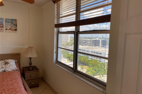 Condo in Hollywood, Florida, 2 bedrooms  № 203711 - photo 9