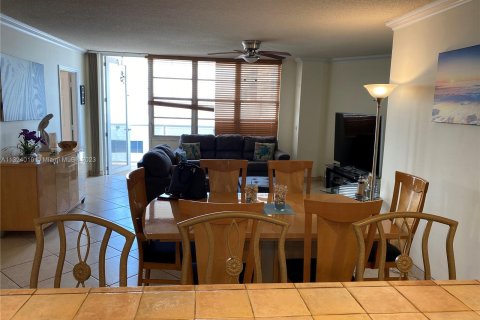 Condo in Hollywood, Florida, 2 bedrooms  № 203711 - photo 4