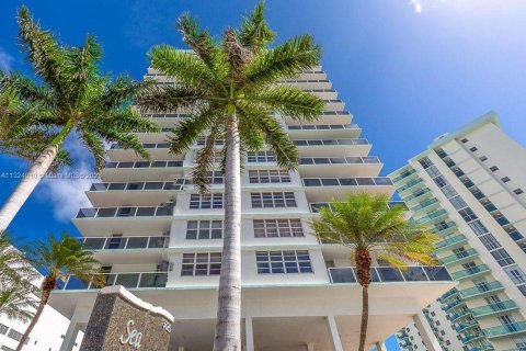 Copropriété à louer à Hollywood, Floride: 2 chambres, 78.69 m2 № 203711 - photo 1