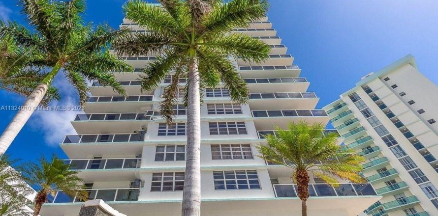 Condominio en Hollywood, Florida, 2 dormitorios  № 203711