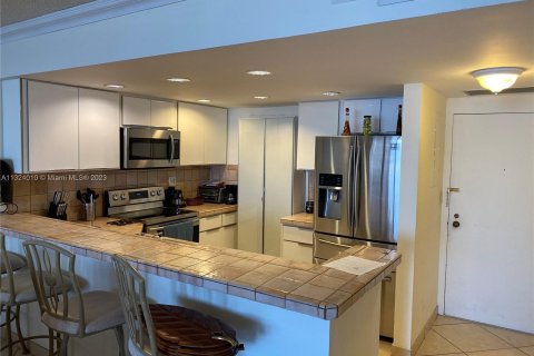 Condo in Hollywood, Florida, 2 bedrooms  № 203711 - photo 11