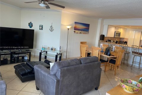 Condo in Hollywood, Florida, 2 bedrooms  № 203711 - photo 10