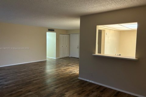 Condo in Hialeah, Florida, 2 bedrooms  № 1381714 - photo 3