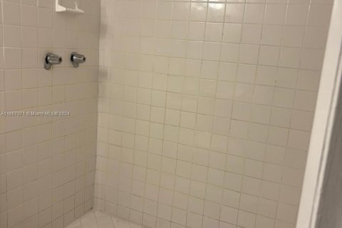 Condo in Hialeah, Florida, 2 bedrooms  № 1381714 - photo 14