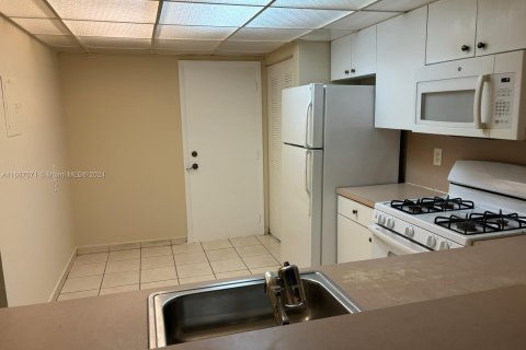 Condo in Hialeah, Florida, 2 bedrooms  № 1381714 - photo 9