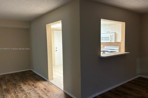 Condo in Hialeah, Florida, 2 bedrooms  № 1381714 - photo 6