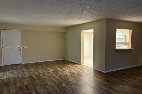 Condo in Hialeah, Florida, 2 bedrooms  № 1381714 - photo 5