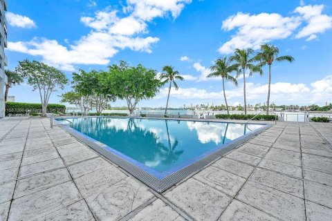 Condo in Miami Beach, Florida, 2 bedrooms  № 1381713 - photo 24