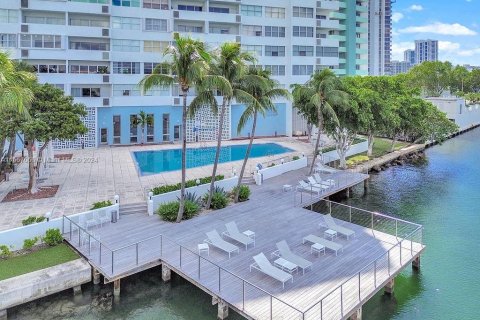 Condo in Miami Beach, Florida, 2 bedrooms  № 1381713 - photo 23