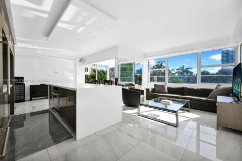 Condo in Miami Beach, Florida, 2 bedrooms  № 1381713 - photo 2